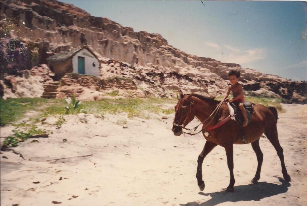 Aldenor criança fazendo o passeio de cavalo