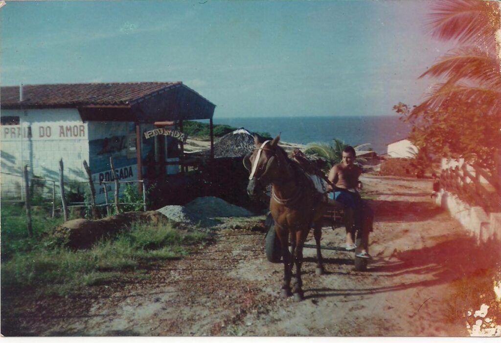 Aldenor Pai com o primeiro transporte de charrete